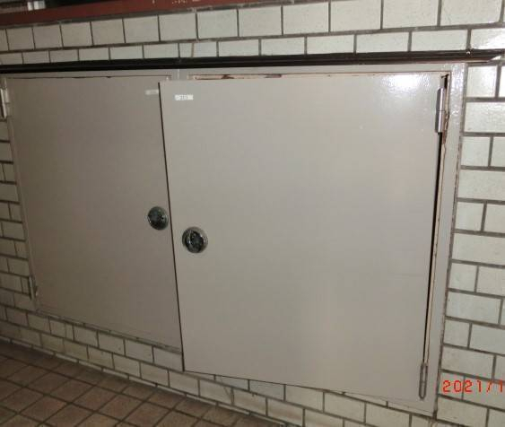 県南サッシトーヨー住器の点検口ドア 交換工事の施工前の写真2