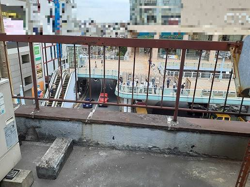 県南サッシトーヨー住器のビル屋上 笠木手すり工事の施工前の写真1
