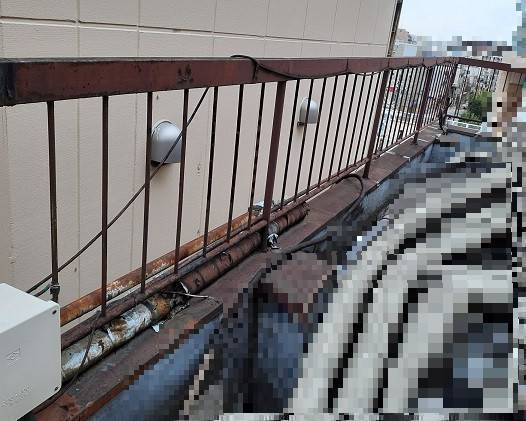 県南サッシトーヨー住器のビル屋上 笠木手すり工事の施工前の写真2