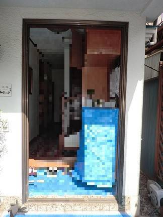 県南サッシトーヨー住器の洋風デザイン・子扉の採光で明るい玄関ドアへ。 LIXIL玄関ドアリフォーム【リシェント】の施工前の写真2