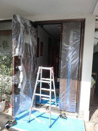 県南サッシトーヨー住器の洋風デザイン・子扉の採光で明るい玄関ドアへ。 LIXIL玄関ドアリフォーム【リシェント】の施工前の写真3