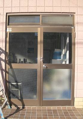 県南サッシトーヨー住器の事務所ドア リフォーム クリエラガラスドアの施工前の写真1