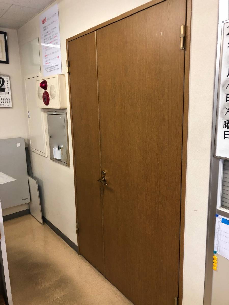 東京石原トーヨー住器の事務所用 室内ドアのリフォームの施工前の写真1