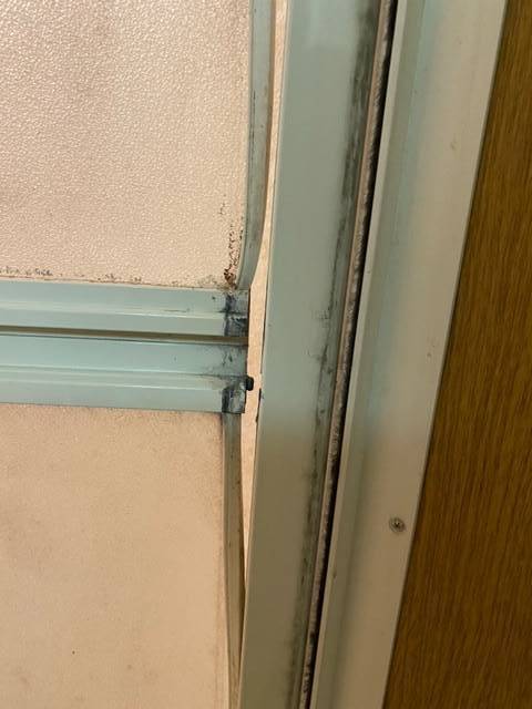 東京石原トーヨー住器の浴室中折戸!カバー工法による改修の施工前の写真1