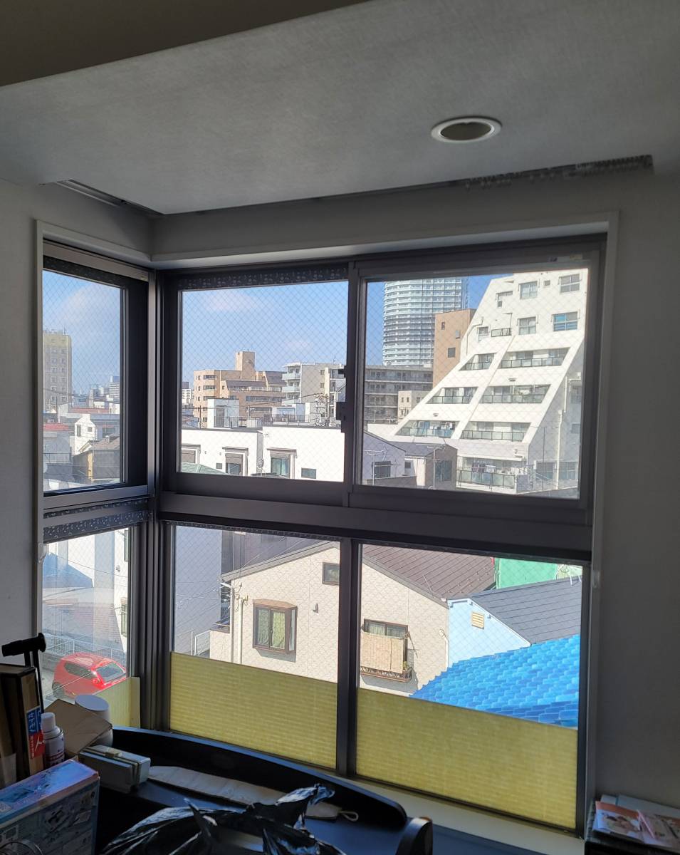 東京石原トーヨー住器のこんな形の窓にもインプラスの施工前の写真1