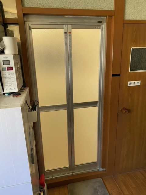 東京石原トーヨー住器の浴室は、入口を変えるだけでも快適になります!【LIXIL浴室中折れドア】の施工後の写真1