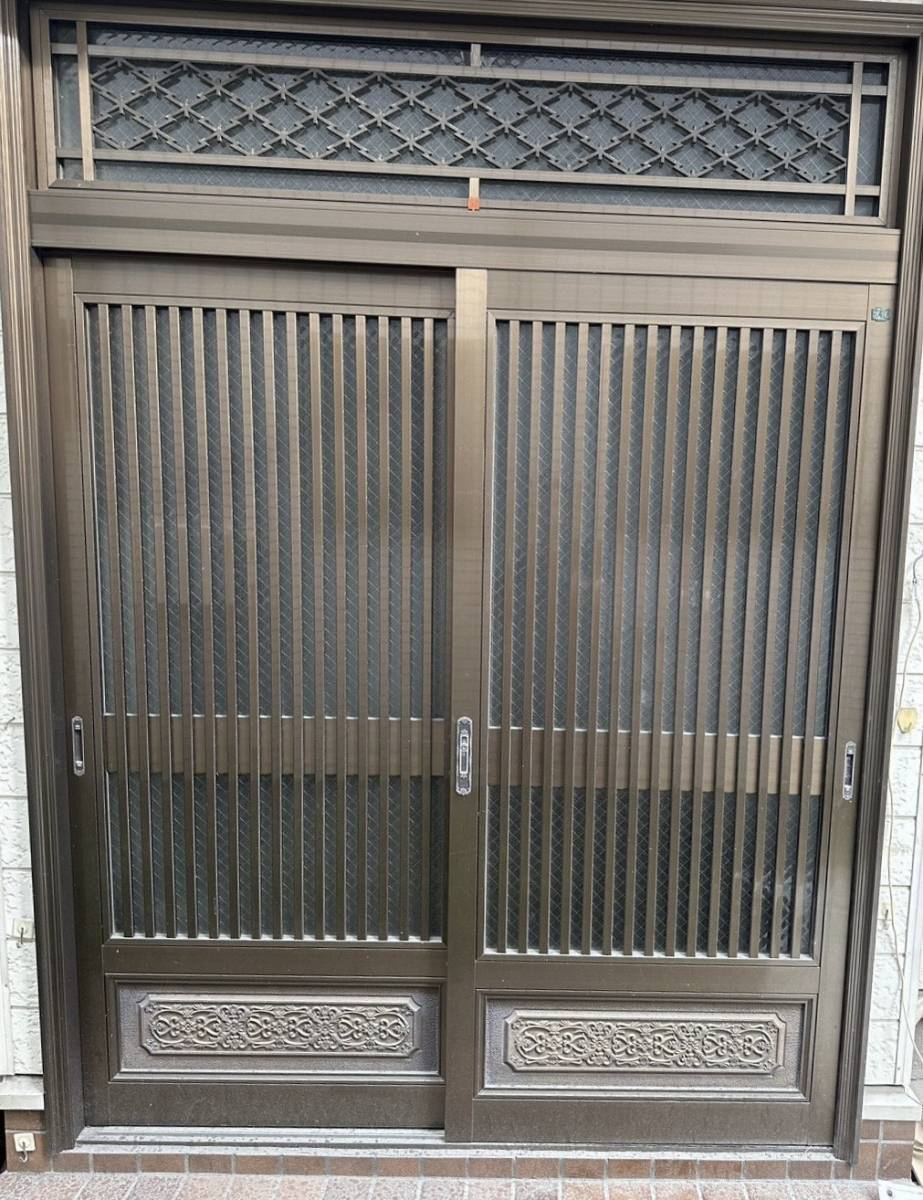MADOORの【大田区】古い玄関を新しくしたいとのご相談いただきました(玄関引戸リシェント)の施工前の写真1