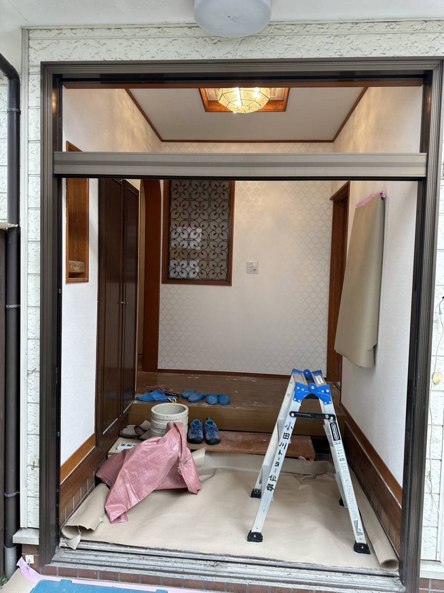 MADOORの【大田区】古い玄関を新しくしたいとのご相談いただきました(玄関引戸リシェント)の施工前の写真2