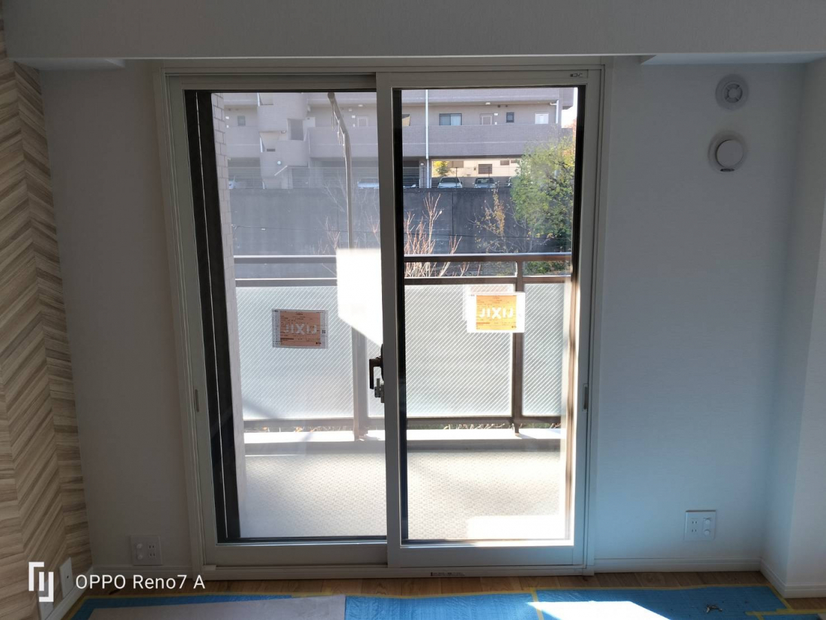 MADOORの【横浜市都筑区】大きい窓に内窓付けてほしいとのご依頼いただきました!(内窓インプラス)の施工後の写真1