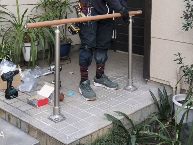MADOORの【大田区】玄関に歩行補助手すり設置してほしいとのご依頼いただきました(歩行補助手すり)の施工前の写真2