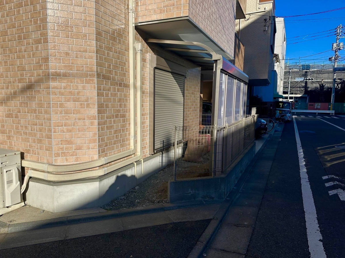 MADOORの【大田区】通りに面している大きい窓に屋根兼目隠しを!(スピーネ)の施工後の写真3