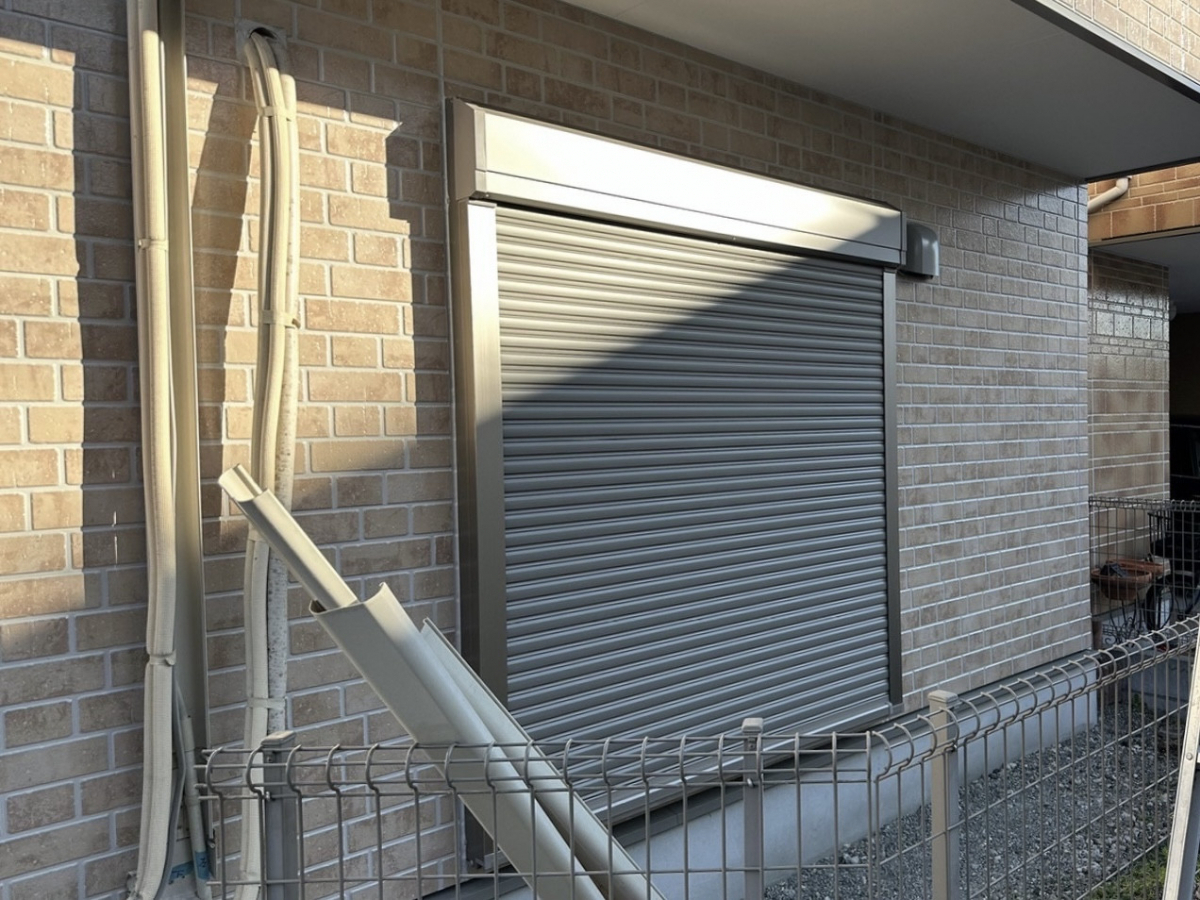MADOORの【大田区】通りに面している大きい窓に屋根兼目隠しを!(スピーネ)の施工前の写真1