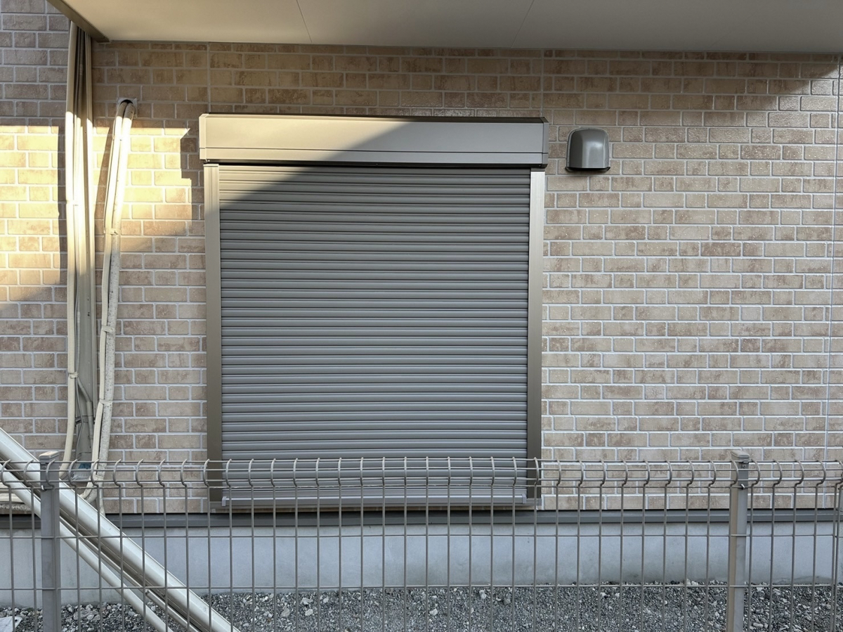 MADOORの【大田区】通りに面している大きい窓に屋根兼目隠しを!(スピーネ)の施工前の写真2