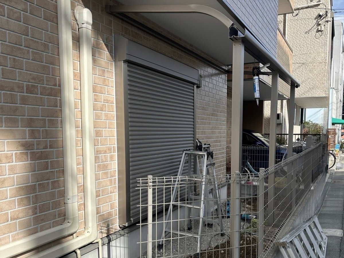 MADOORの【大田区】通りに面している大きい窓に屋根兼目隠しを!(スピーネ)の施工前の写真3