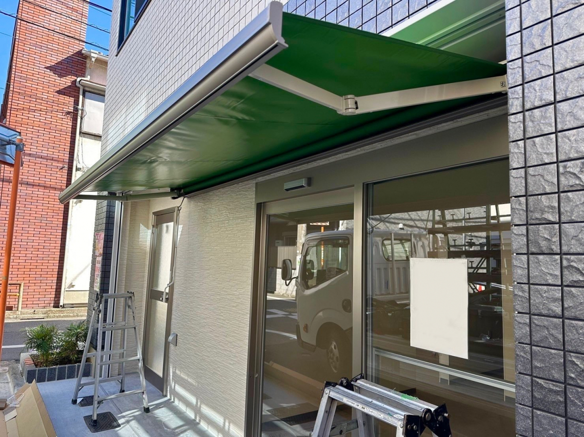 MADOORの【品川区】屋根のないところこそ日陰と雨除けを!(オーニング彩風)の施工後の写真1