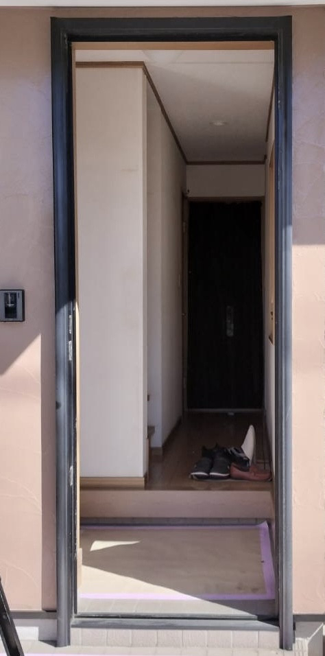 MADOORの【川崎市中原区】リフォームで鍵を閉めたまま換気できる採風タイプに!(リシェント玄関ドア)の施工前の写真2