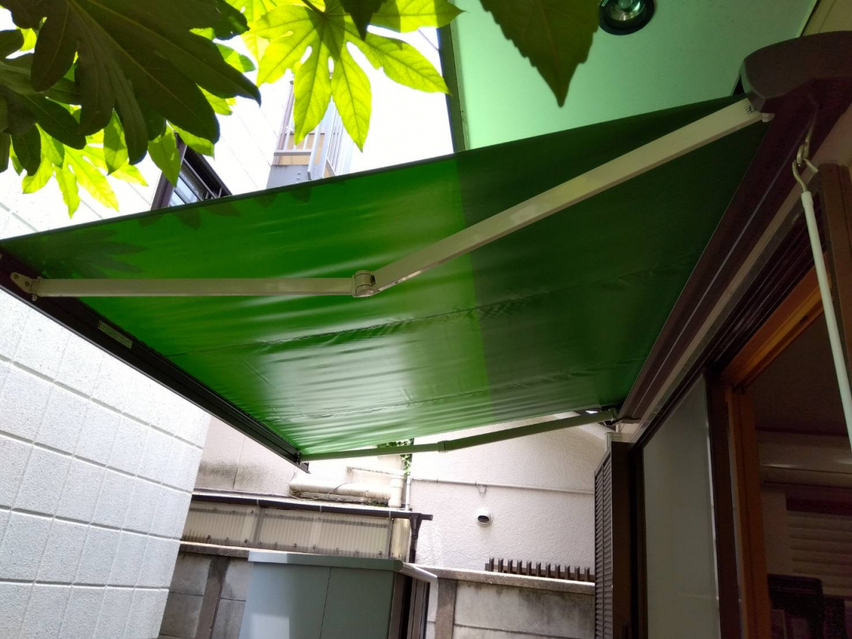 MADOORの【品川区】折りたたみ可能な日除け兼雨よけ!(オーニング彩風)の施工後の写真1