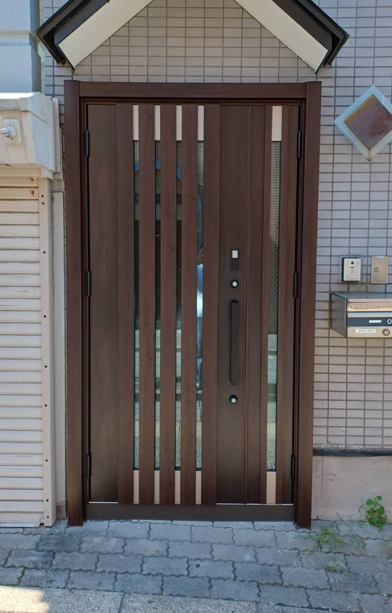 城南ケンソーのリシェント(玄関ドア)交換工事 ・・・ 新しい玄関ドアで毎日を心地よくの施工後の写真1