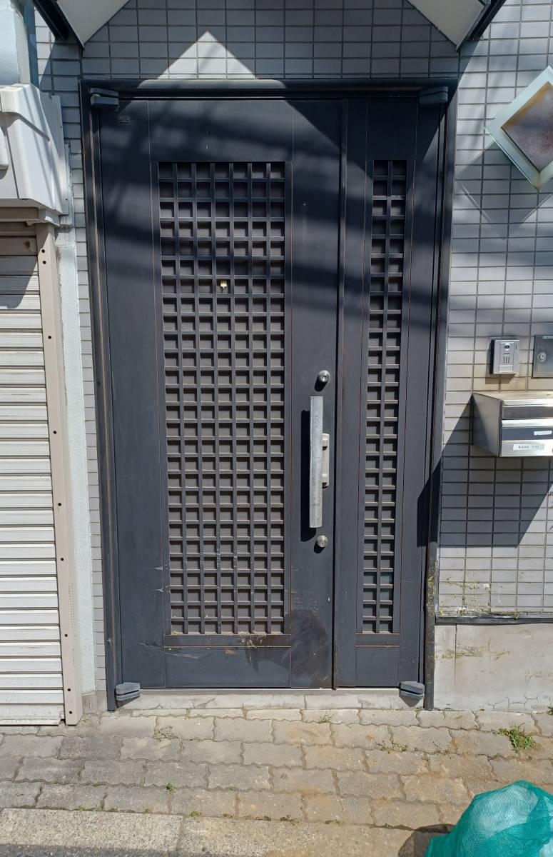 城南ケンソーのリシェント(玄関ドア)交換工事 ・・・ 新しい玄関ドアで毎日を心地よくの施工前の写真1