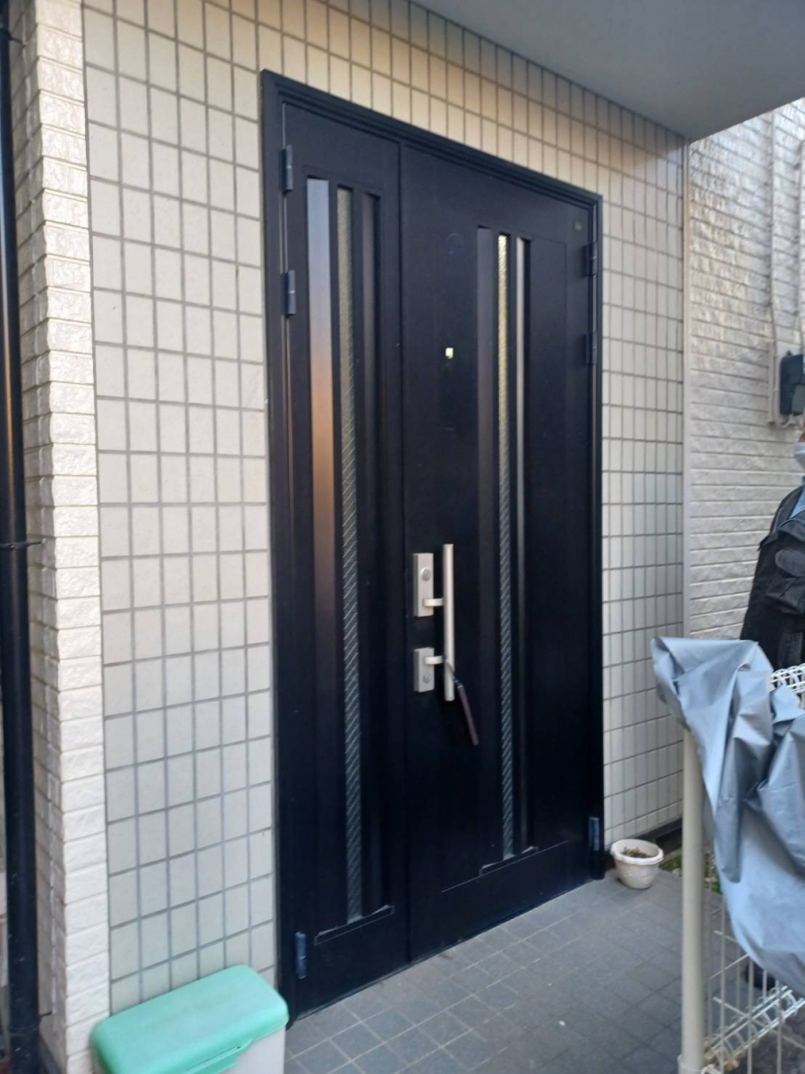 城南ケンソーのリシェント(玄関ドア)交換工事 ・・・ 1日でリフォームができる秘密は「カバー工法」。の施工前の写真1