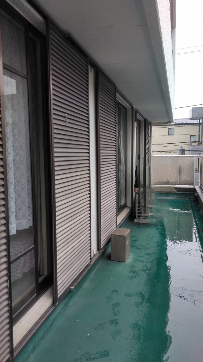 城南ケンソーの取替雨戸パネル交換工事 ・・・ ほとんどのメーカー雨戸が取替え可能!の施工前の写真1