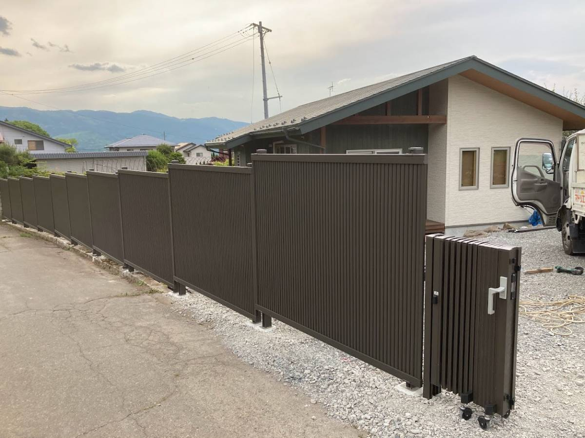NCCトーヨー住器 諏訪店の高低差のある傾斜地にもフェンス設置!の施工後の写真1