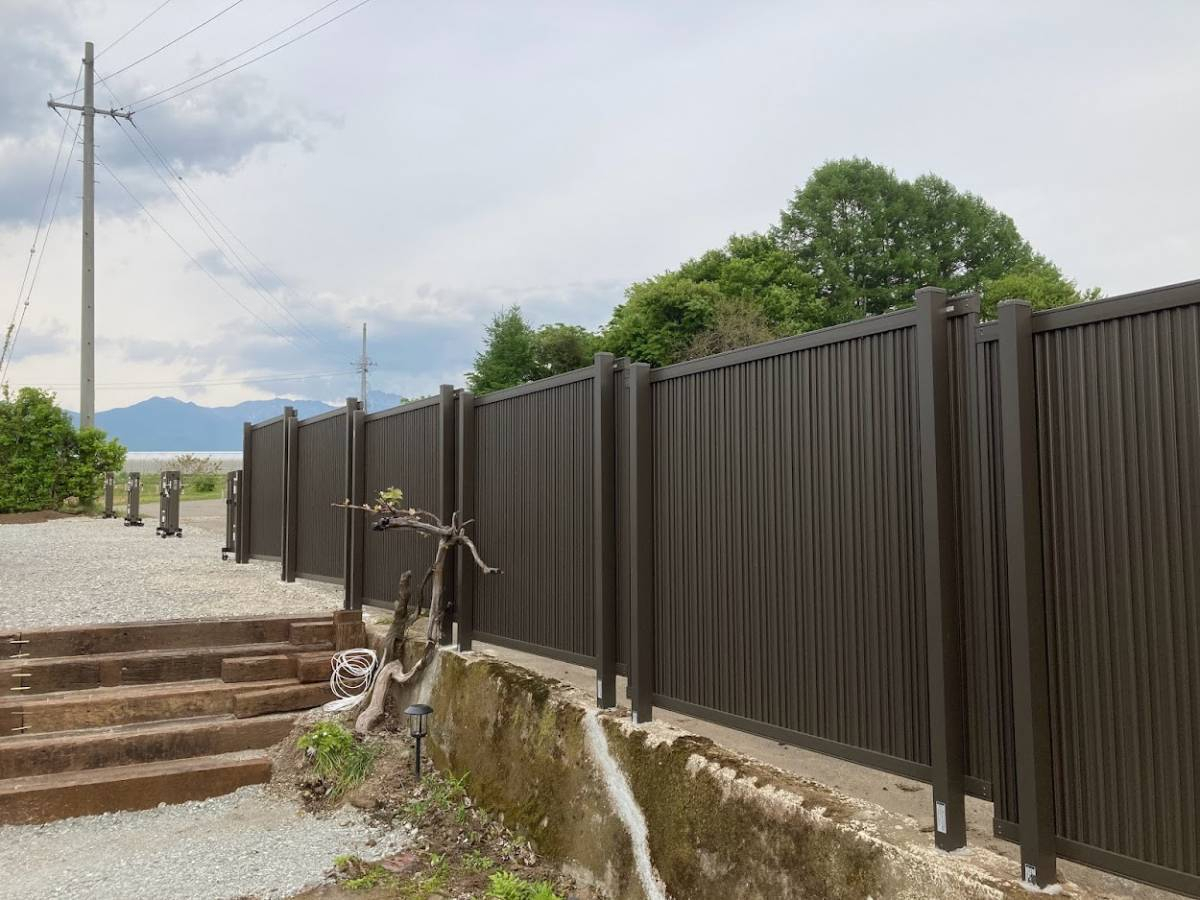 NCCトーヨー住器 諏訪店の高低差のある傾斜地にもフェンス設置!の施工後の写真2