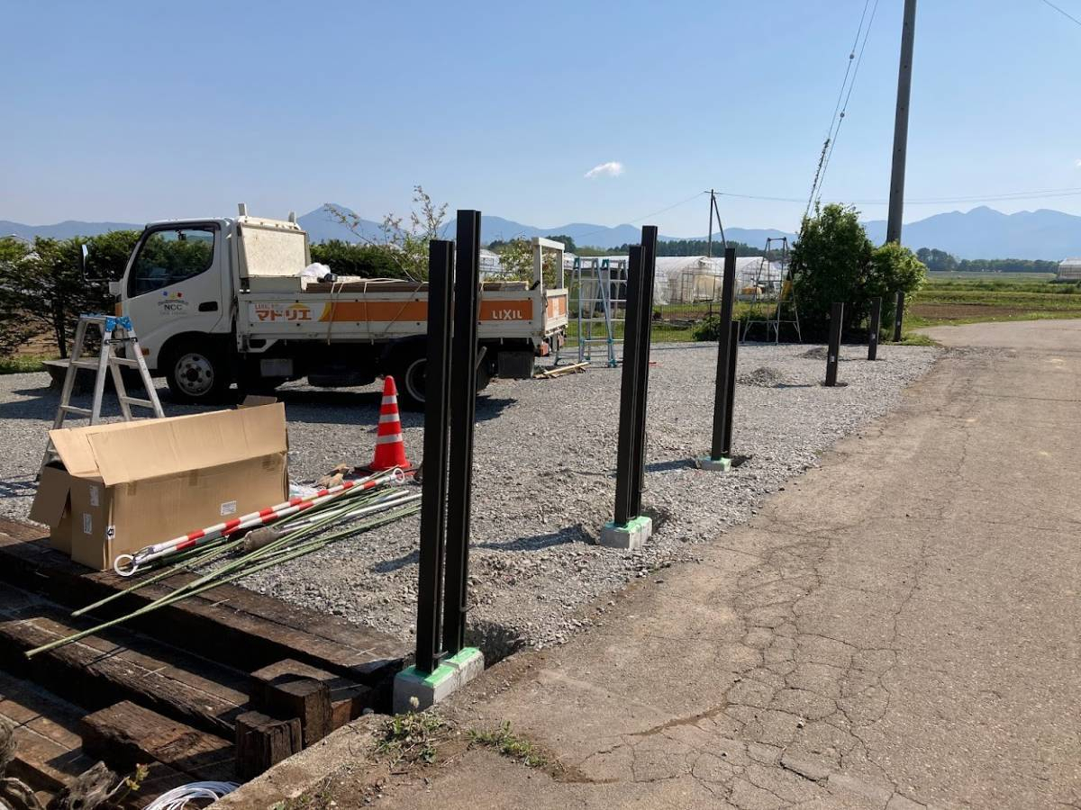 NCCトーヨー住器 諏訪店の高低差のある傾斜地にもフェンス設置!の施工前の写真2