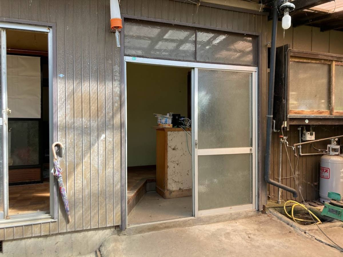 NCCトーヨー住器 諏訪店の1日でモダンな玄関引戸に早変わり!の施工前の写真1