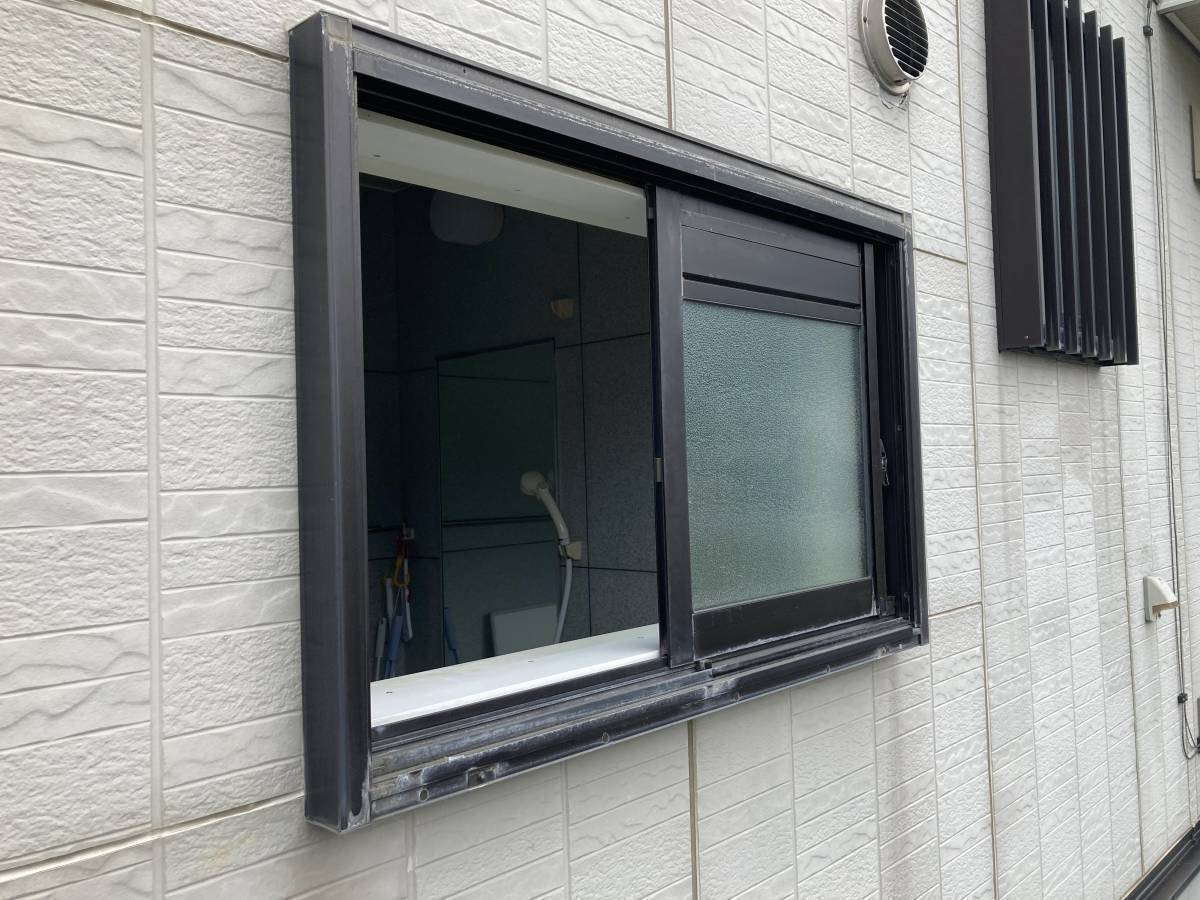 NCCトーヨー住器 諏訪店の【岡谷市】浴室の格子付きサッシの格子を交換しました の施工前の写真2