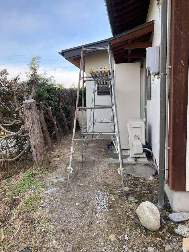 NCCトーヨー住器 諏訪店の給湯機や室外機等を守るテラスを設置しました。(安曇野市)の施工前の写真2