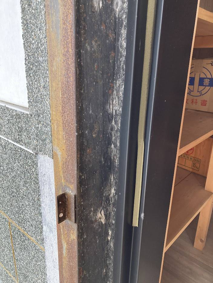 NCCトーヨー住器 諏訪店の大型鉄製扉の鍵取付け この先何十年もお宝を守るのですの施工前の写真3
