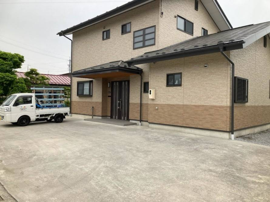 NCCトーヨー住器 諏訪店のコンクリート上にカーポート設置。サイドスクリーンで水ハネ・傷防止!の施工前の写真1