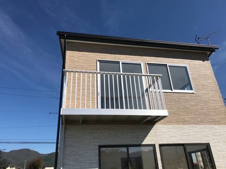 NCCトーヨー住器 諏訪店の【バルコニーの設置】デザイン豊富!サッシの色に合わせて整った景観に。の施工後の写真1