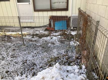 NCCトーヨー住器 諏訪店の古い鉄製の境界杭を撤去し、スチール製のフェンスを新設しました!の施工後の写真2