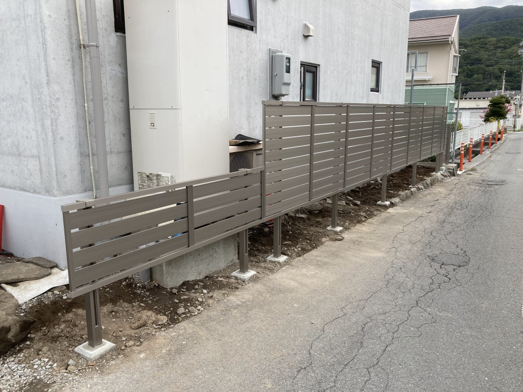 NCCトーヨー住器 諏訪店の道路沿いのやや狭いスペースにフェンスを施工しました!の施工後の写真1