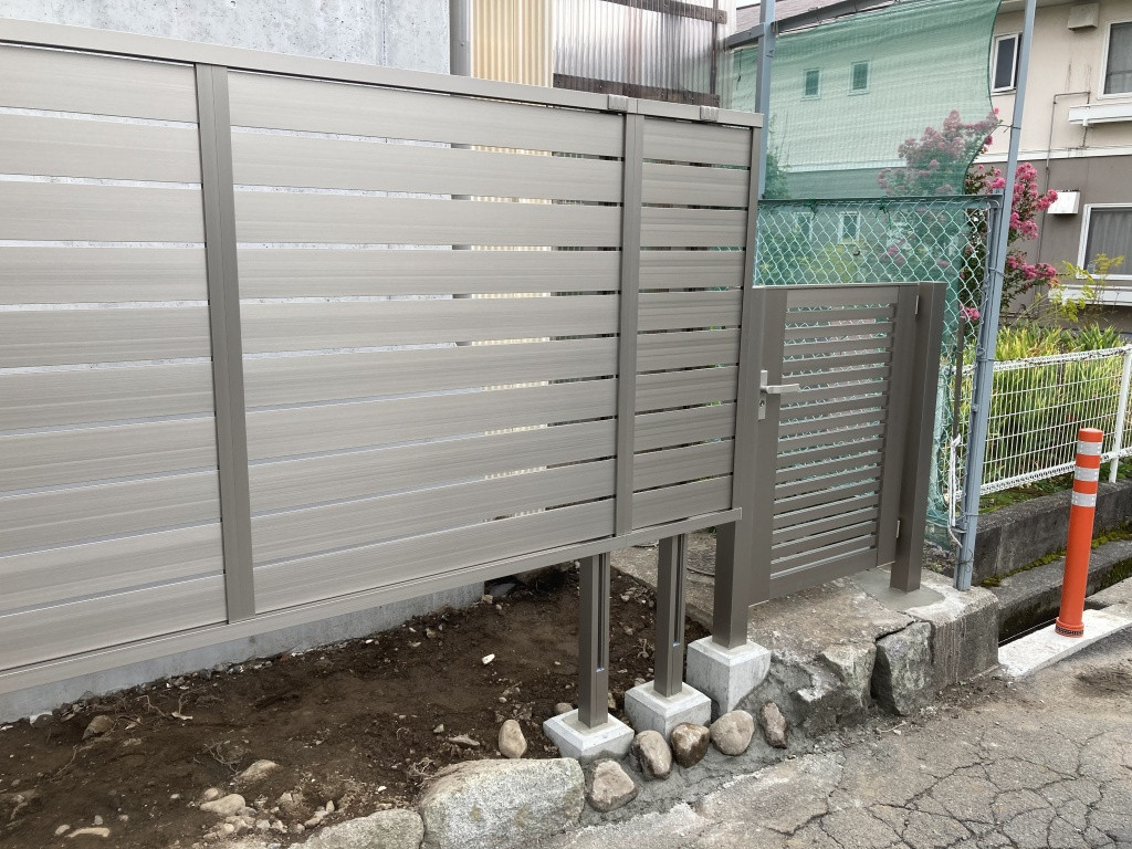 NCCトーヨー住器 諏訪店の道路沿いのやや狭いスペースにフェンスを施工しました!の施工後の写真2