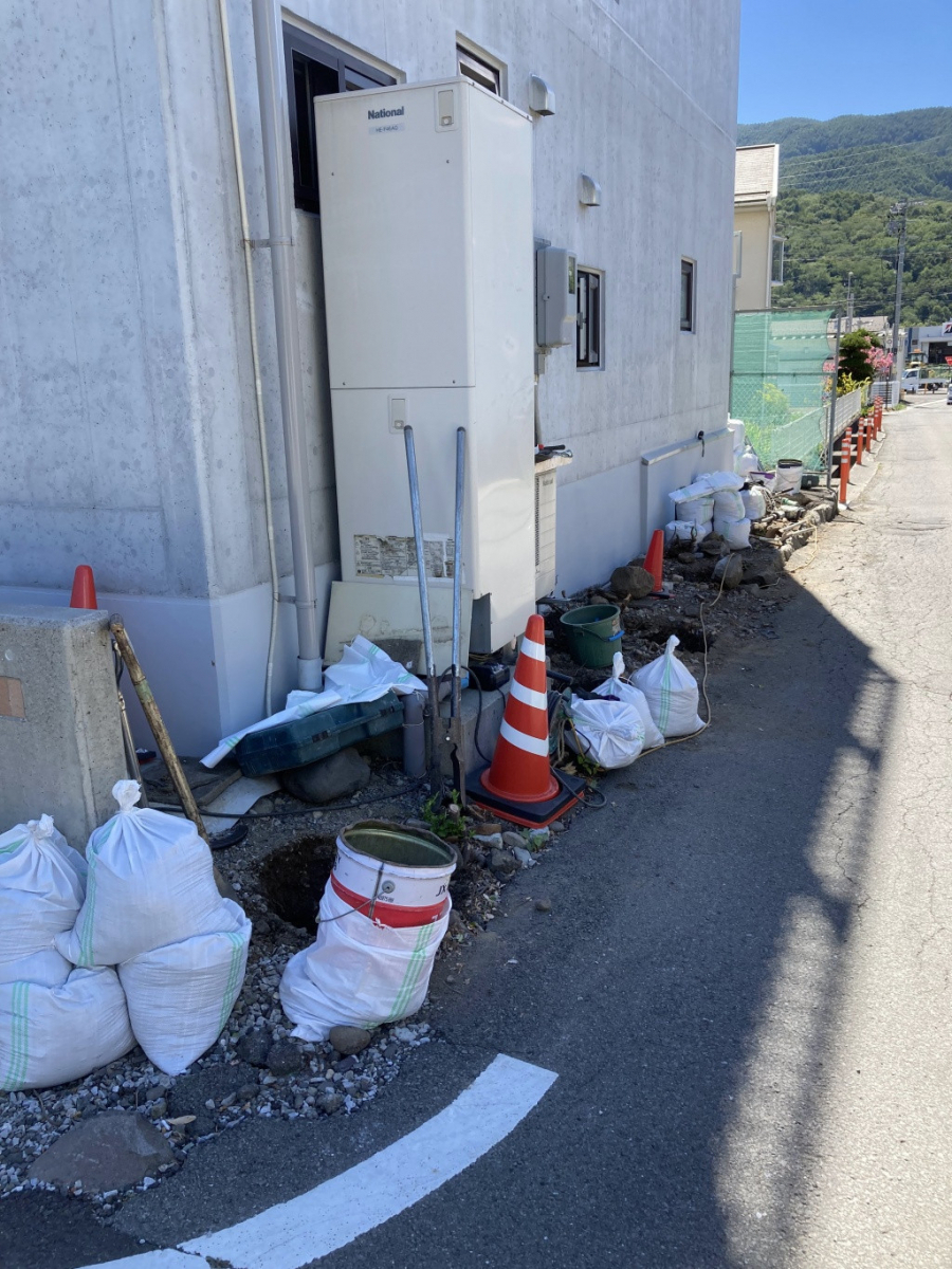 NCCトーヨー住器 諏訪店の道路沿いのやや狭いスペースにフェンスを施工しました!の施工前の写真1