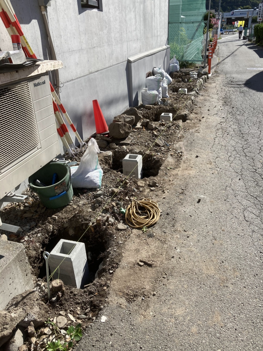 NCCトーヨー住器 諏訪店の道路沿いのやや狭いスペースにフェンスを施工しました!の施工前の写真2