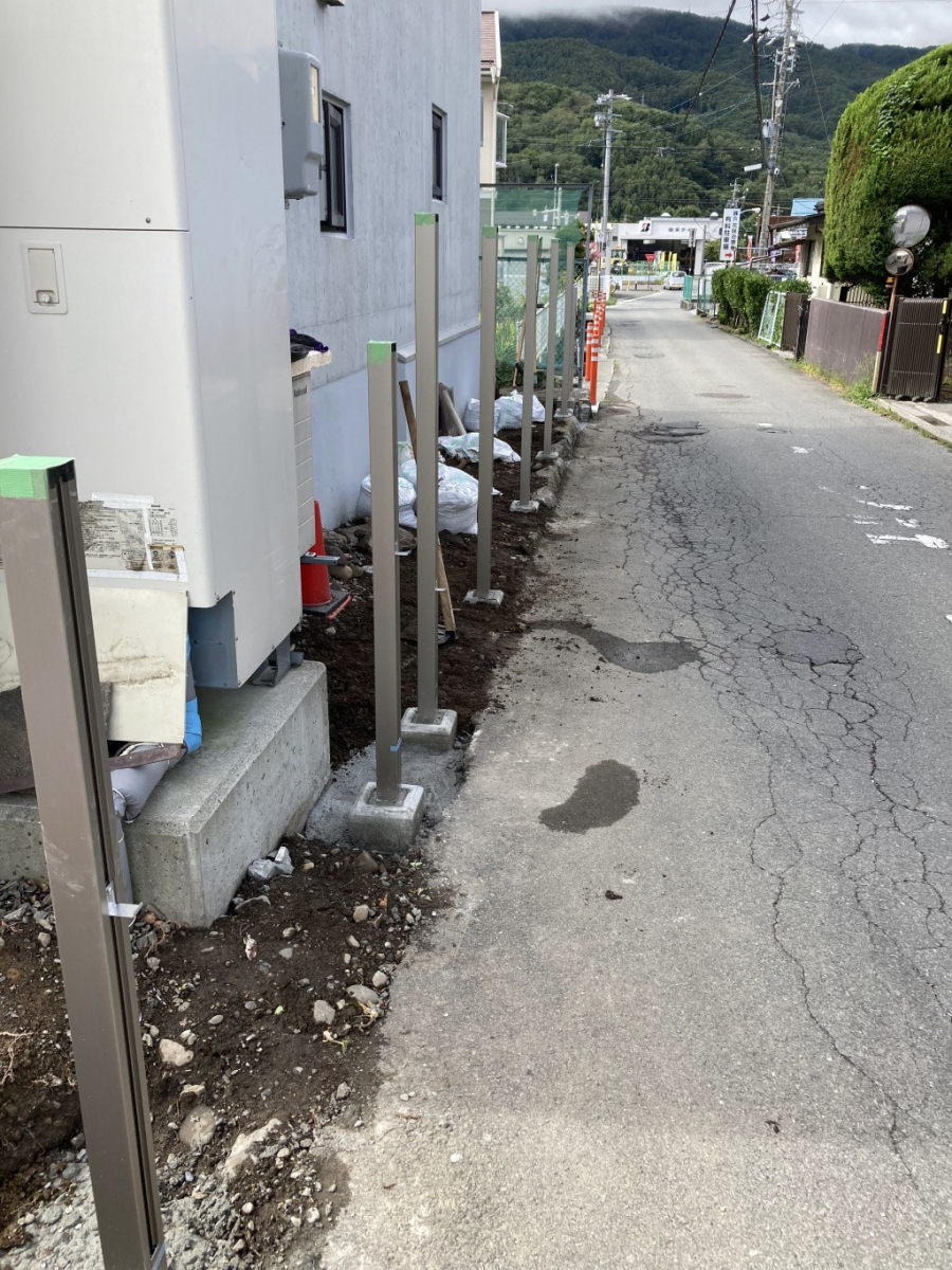 NCCトーヨー住器 諏訪店の道路沿いのやや狭いスペースにフェンスを施工しました!の施工前の写真3