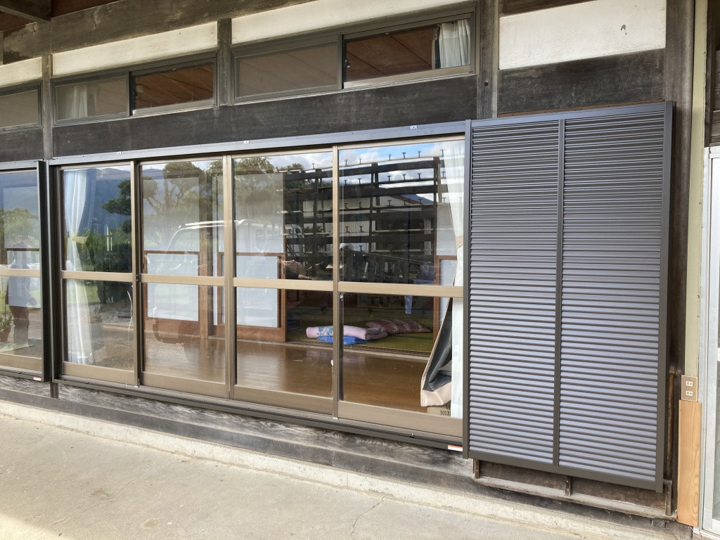 NCCトーヨー住器 諏訪店の築40年の戸建に雨戸を設置。防犯性UP!の施工後の写真2
