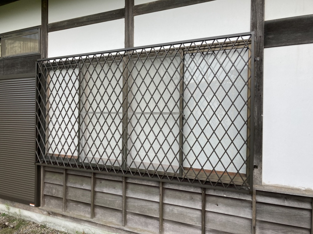 NCCトーヨー住器 諏訪店の築40年の戸建に雨戸を設置。防犯性UP!の施工後の写真3