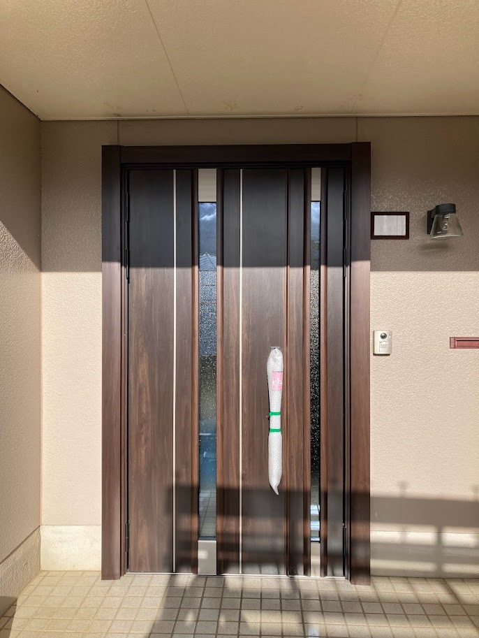NCCトーヨー住器 諏訪店の【補助金2024申請開始!】玄関枠はそのまま、デザインを一新できます。の施工後の写真1