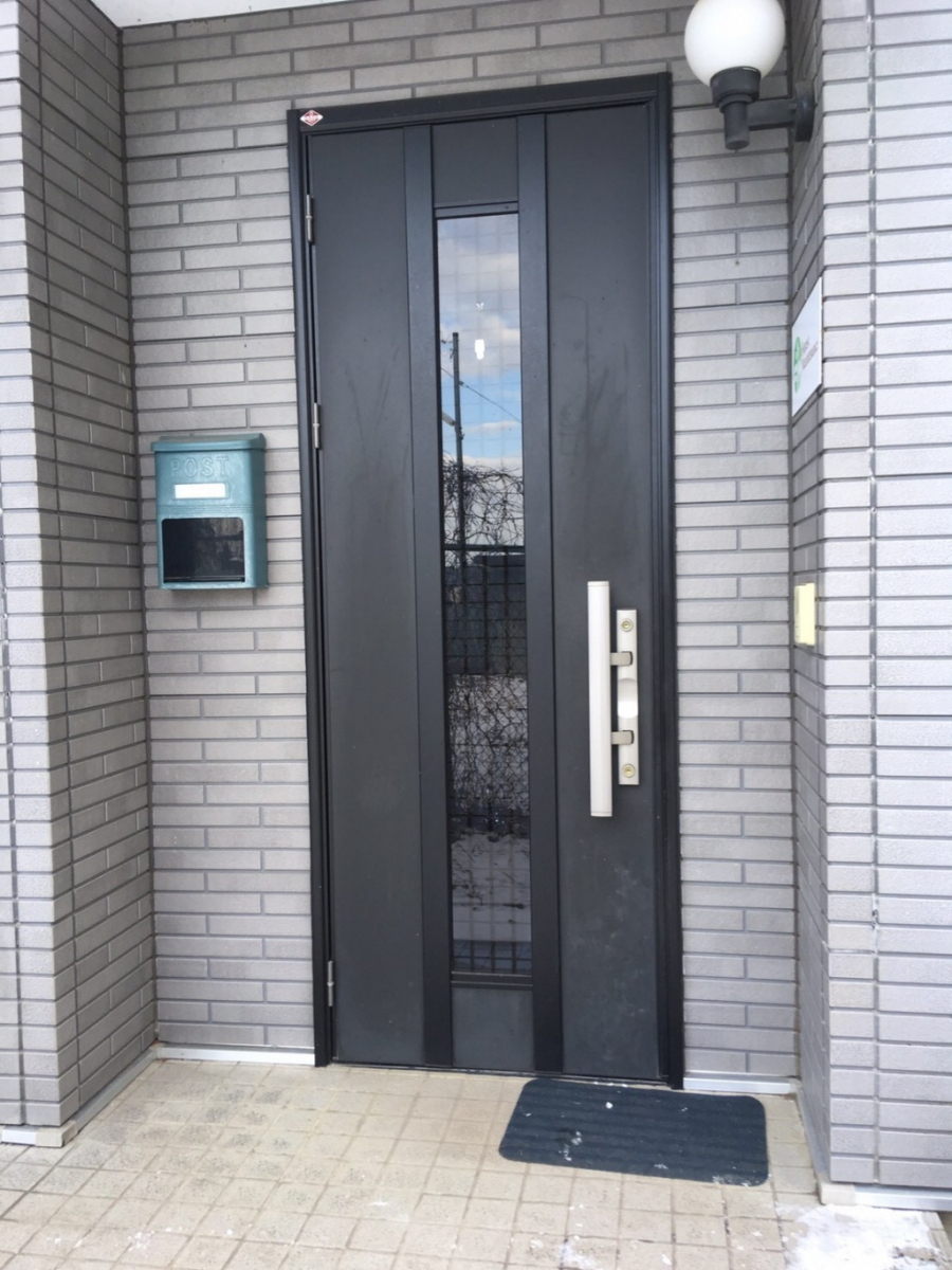 NCCトーヨー住器 諏訪店の【2024補助金申請開始】気になるカバー工法!玄関ドアのリフォームの施工前の写真1