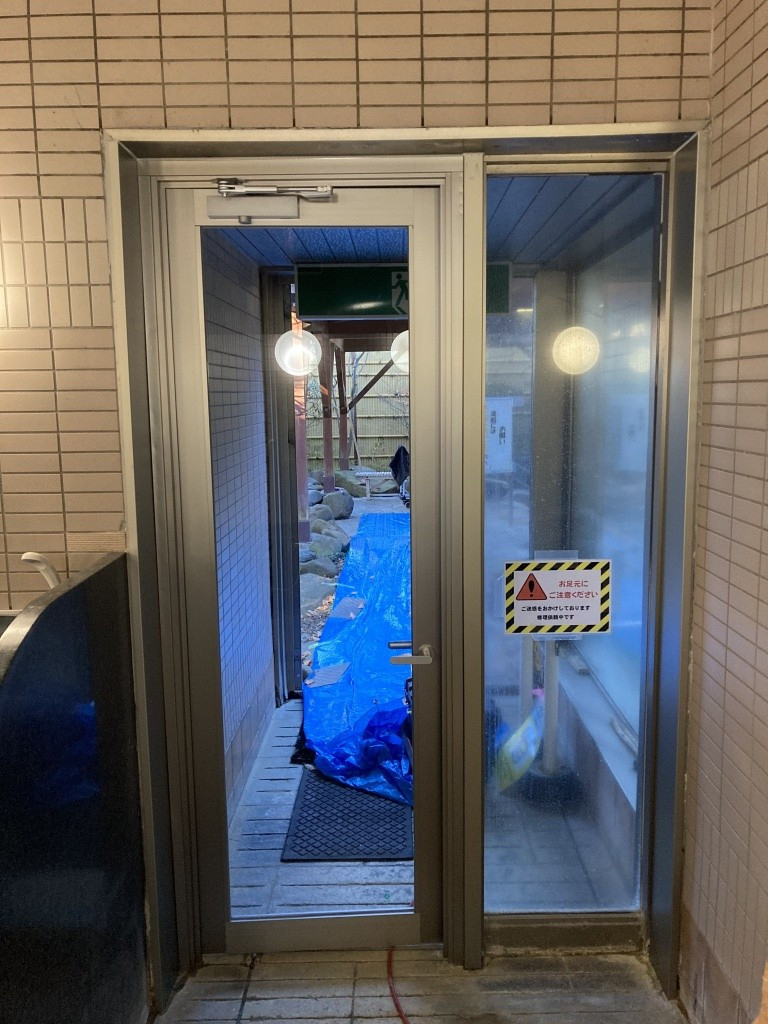 NCCトーヨー住器 諏訪店の大浴場の通路ドアを補修しました!の施工後の写真1