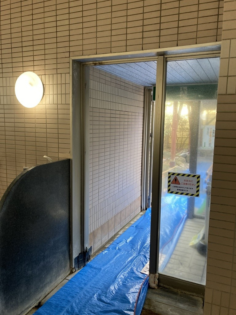 NCCトーヨー住器 諏訪店の大浴場の通路ドアを補修しました!の施工前の写真1