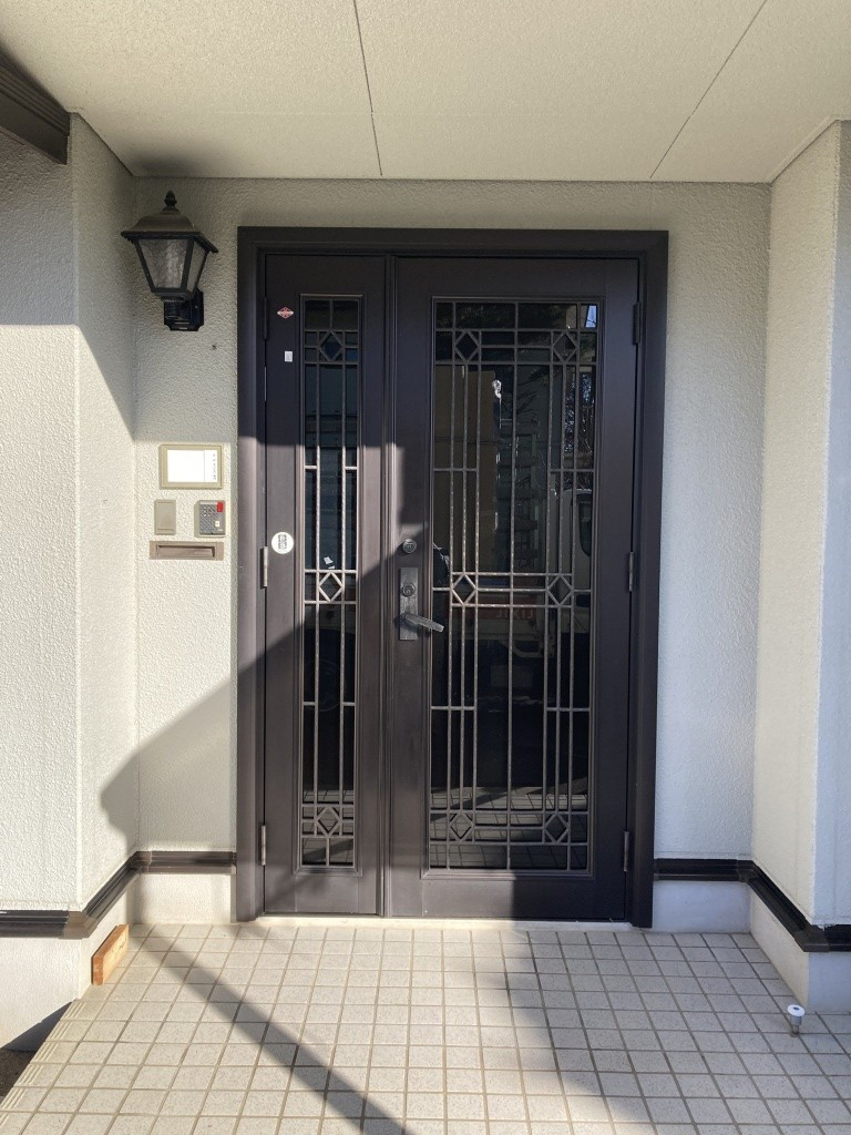NCCトーヨー住器 諏訪店の【1日完結】カバー工法で玄関ドアをリフォーム!リモコンキーも新調しました!【補助金2024申請開始】の施工前の写真1