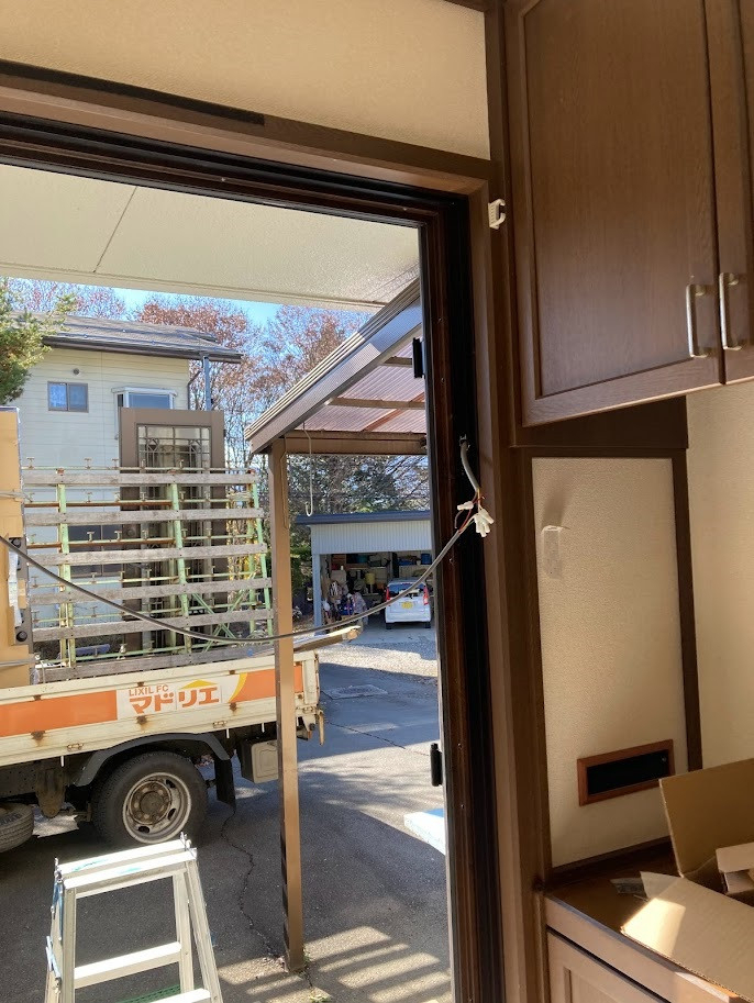 NCCトーヨー住器 諏訪店の【1日完結】カバー工法で玄関ドアをリフォーム!リモコンキーも新調しました!【補助金2024申請開始】の施工前の写真2