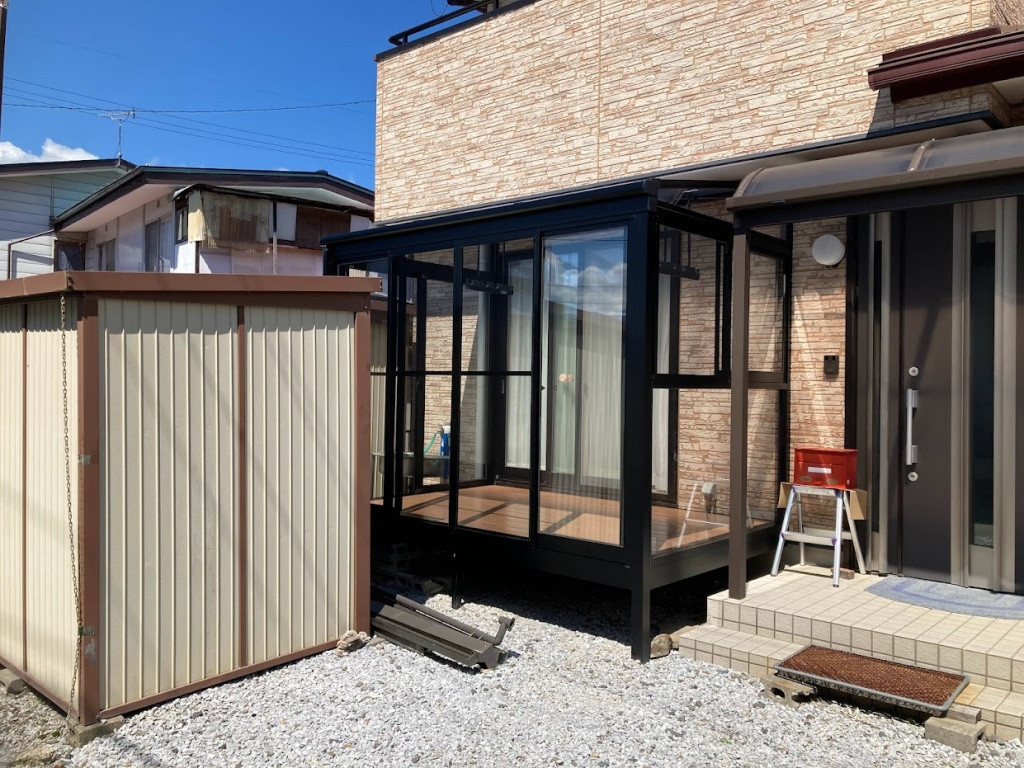 NCCトーヨー住器 諏訪店の後付けテラス囲いに物干しも取付。洗濯物を雨に晒さず乾かせます!の施工後の写真1