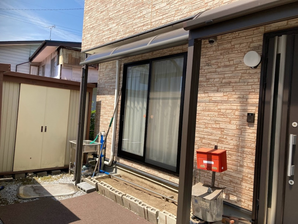 NCCトーヨー住器 諏訪店の後付けテラス囲いに物干しも取付。洗濯物を雨に晒さず乾かせます!の施工前の写真1